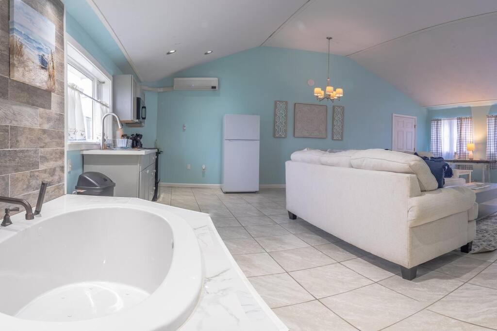 Elegant Jacuzzi Suite Hancock Exterior photo