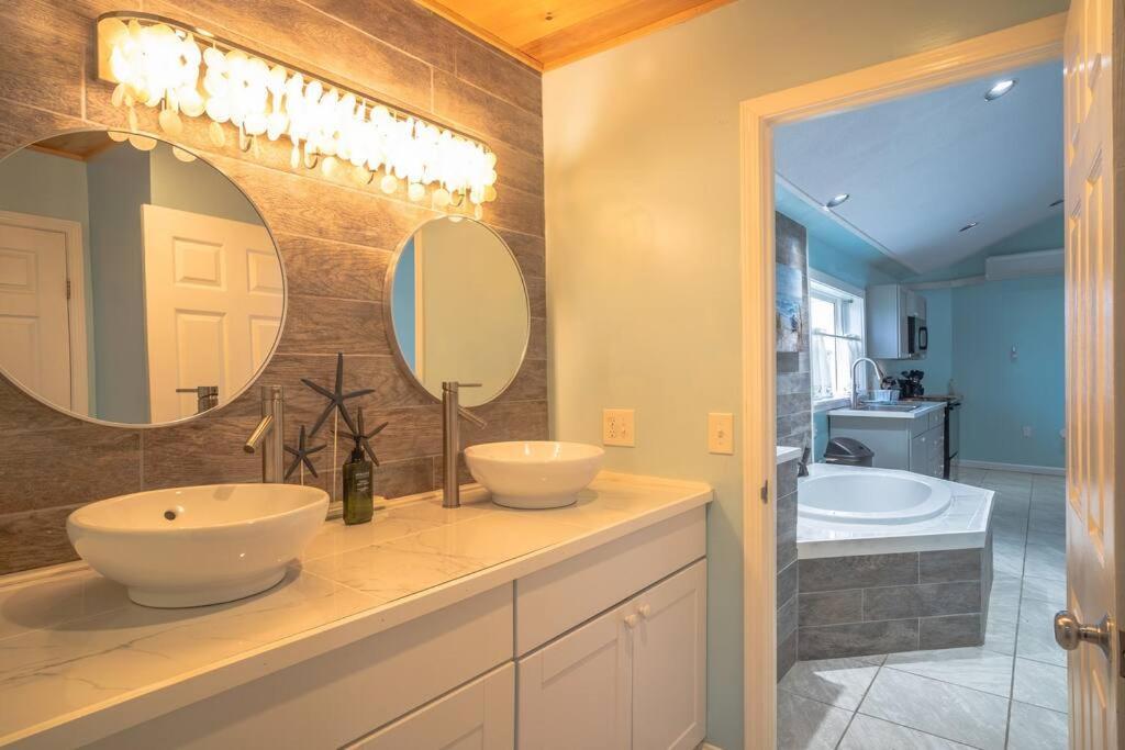 Elegant Jacuzzi Suite Hancock Exterior photo