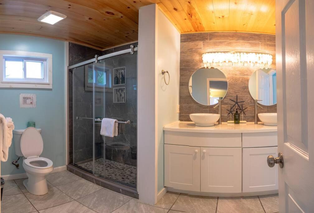 Elegant Jacuzzi Suite Hancock Exterior photo