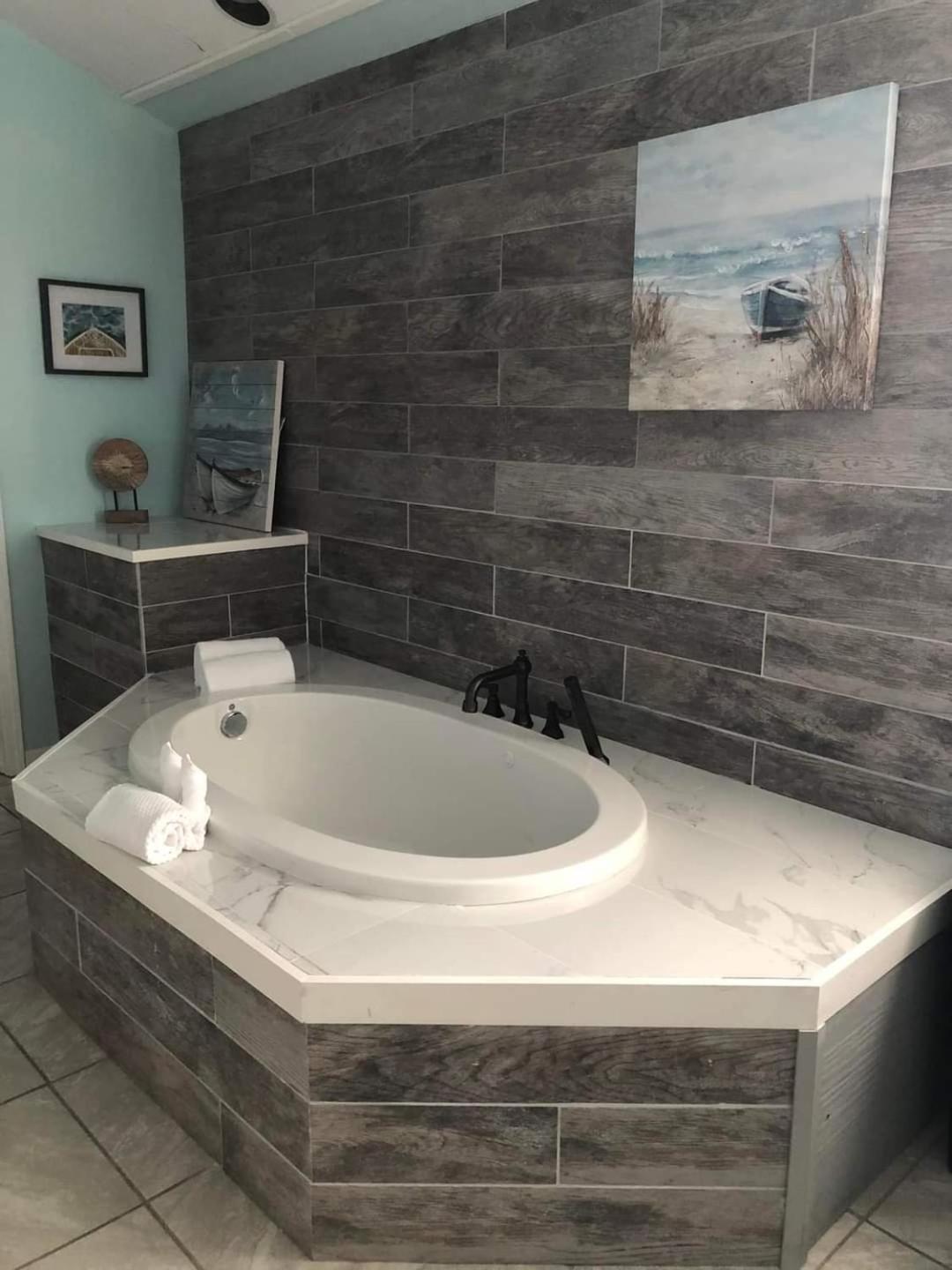 Elegant Jacuzzi Suite Hancock Exterior photo
